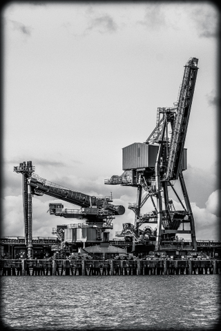 Illustration for article titled A Photographic Journey Down The Old Industrial Banks of the Thames